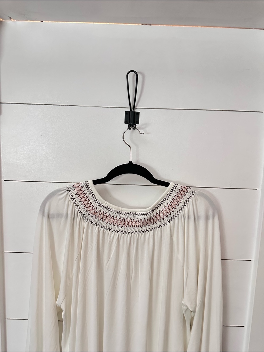 Ariat XL Prairie embroidered stitching on cuff-neck stretch smocked cream tunic - Picture 12 of 14